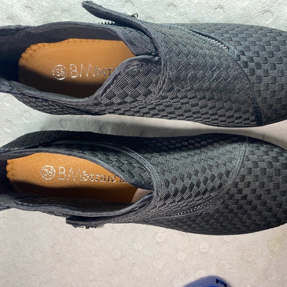 NWOT Bernie Mev Zig Zag Side Zip Ankle Bootie -  In Black - Picture 9 of 16